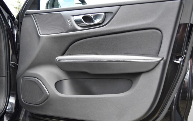 Volvo V60 cena 84900 przebieg: 231260, rok produkcji 2019 z Ćmielów małe 781